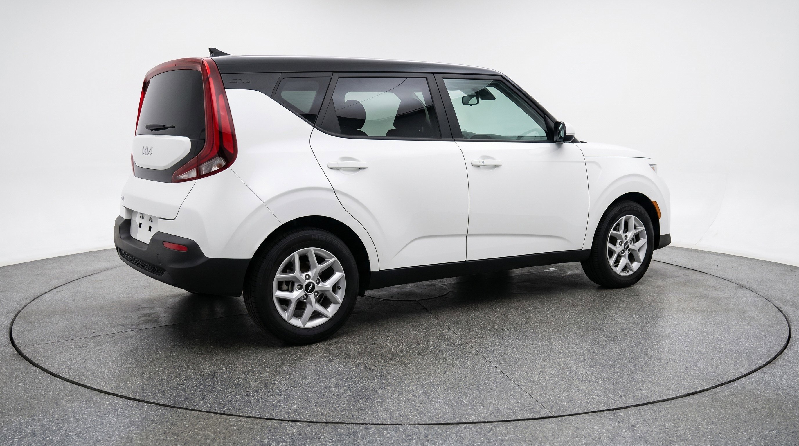 Used 2025 Kia Soul LX w/ LX Technology Package FWD image 9