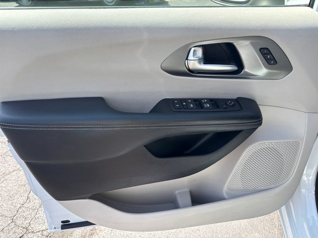 Certified 2023 Chrysler Pacifica Touring-L FWD image 15
