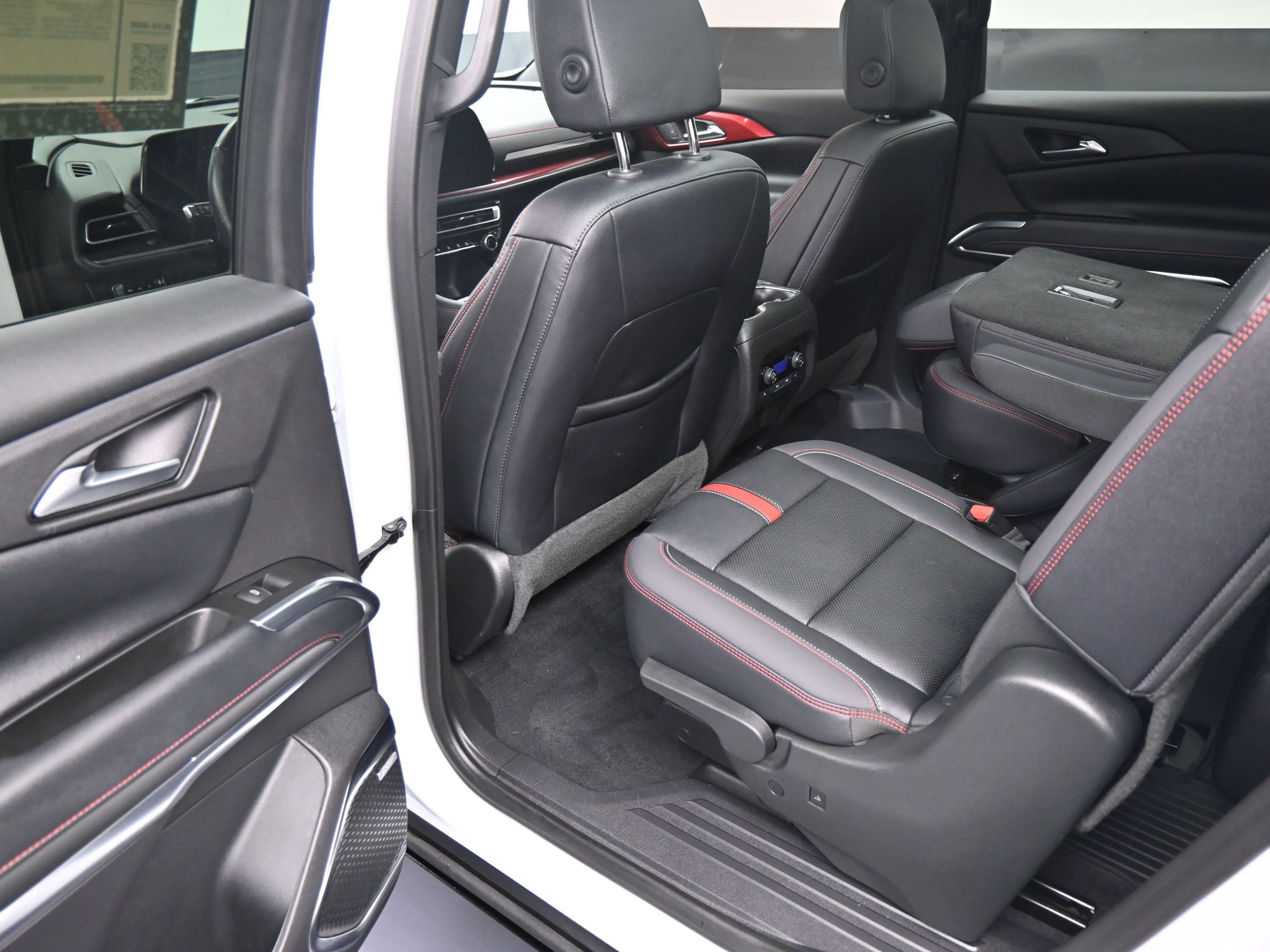 Certified 2025 Chevrolet Traverse RS w/ LPO, Floor Liner Package image 17
