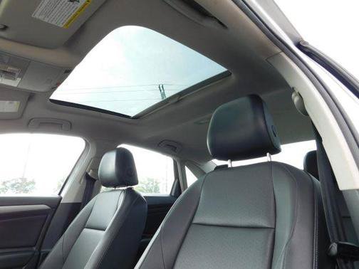 Used 2020 Volkswagen Jetta SE w/ SE Cold Weather Package FWD image 13