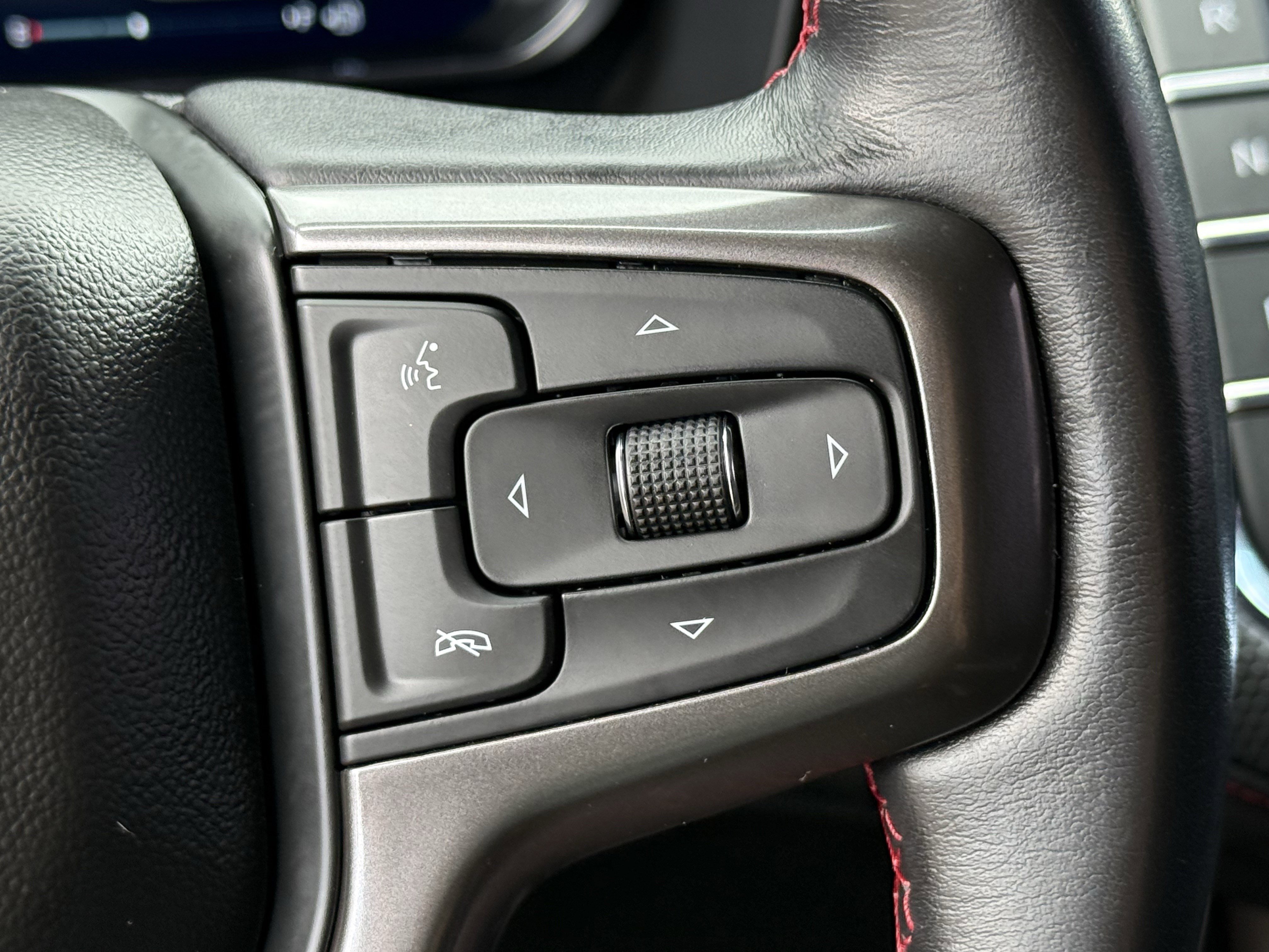 Used 2023 Chevrolet Suburban RST RWD image 17