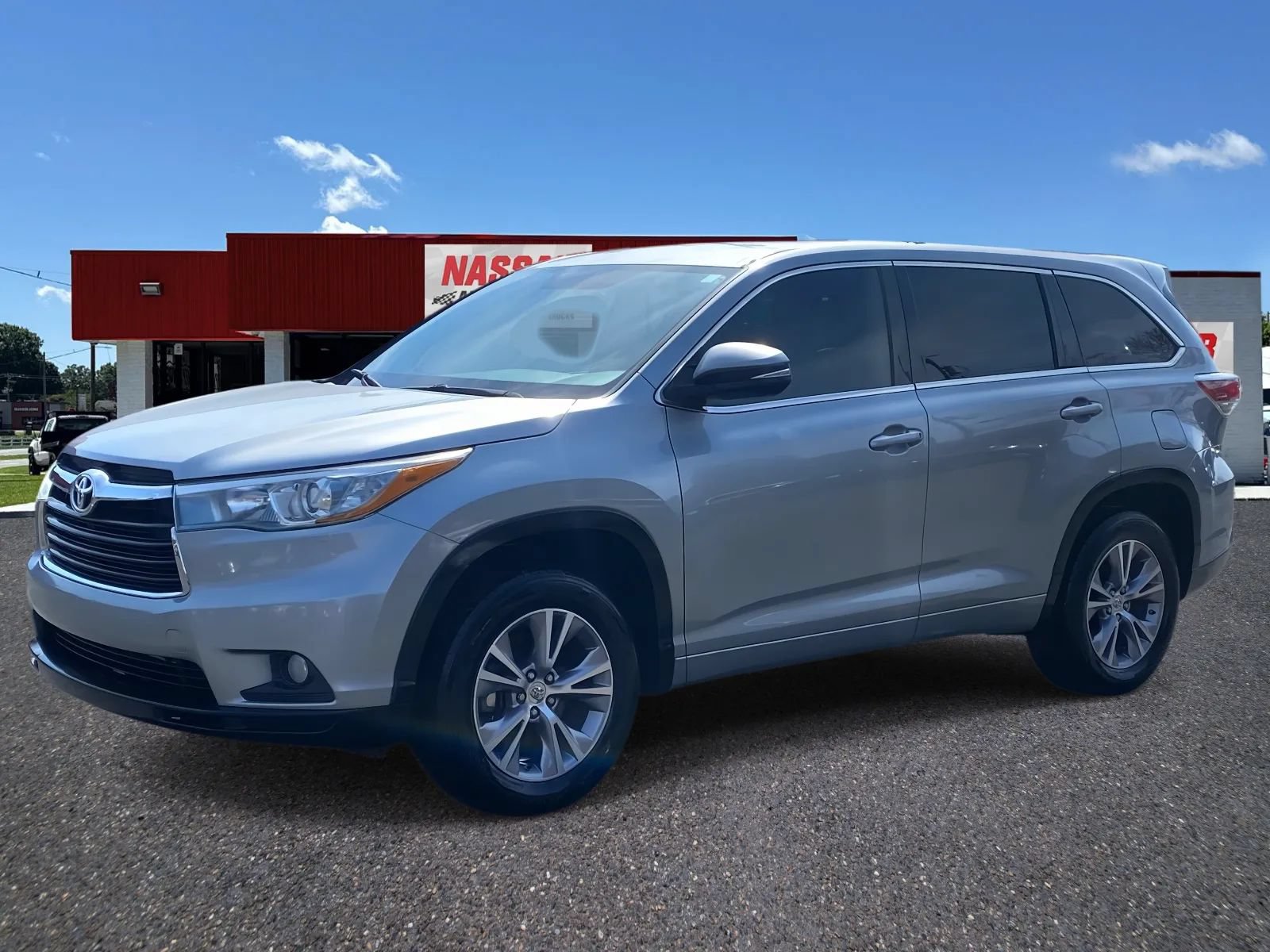 Used 2015 Toyota Highlander Plus FWD image 1