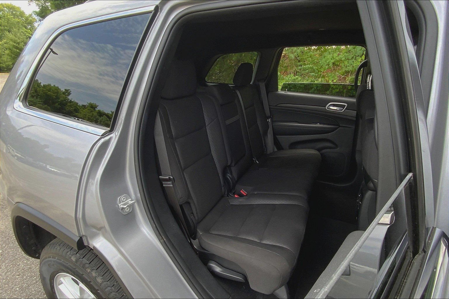 Used 2020 Jeep Grand Cherokee Laredo AWD/4WD image 16