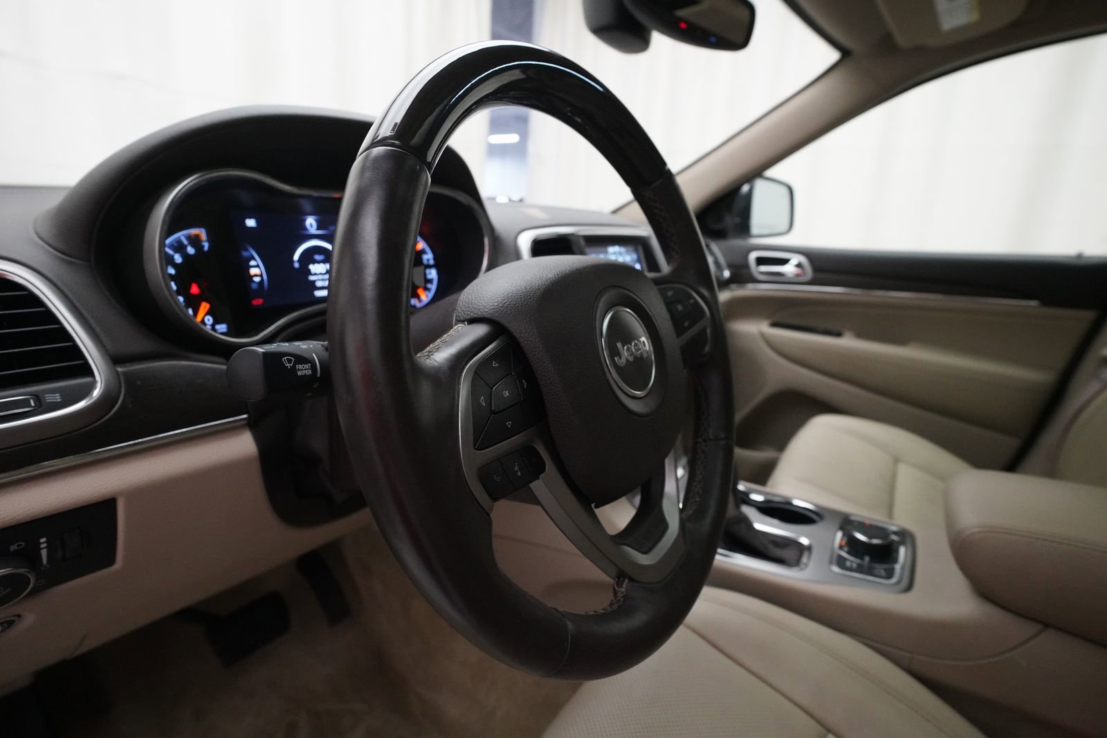 Used 2018 Jeep Grand Cherokee Overland AWD/4WD image 8
