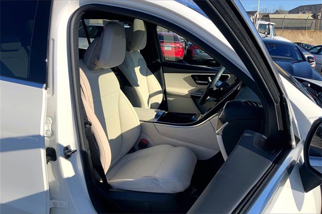 Used 2025 Mercedes-Benz GLC 350e 4MATIC image 7