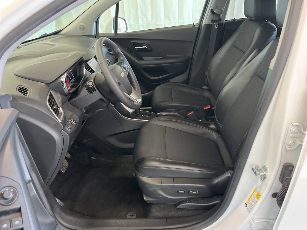 Used 2022 Chevrolet Trax LT w/ LT Convenience Package AWD/4WD image 3
