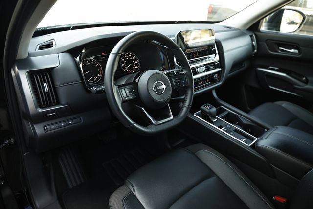 Used 2025 Nissan Pathfinder SL image 18