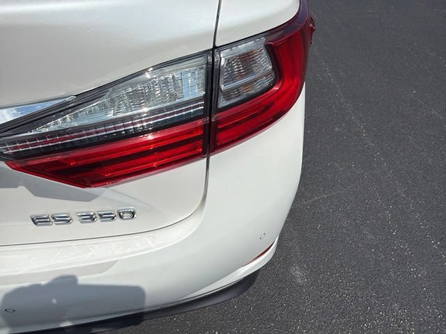 Used 2017 Lexus ES 350 w/ Luxury Package FWD image 4