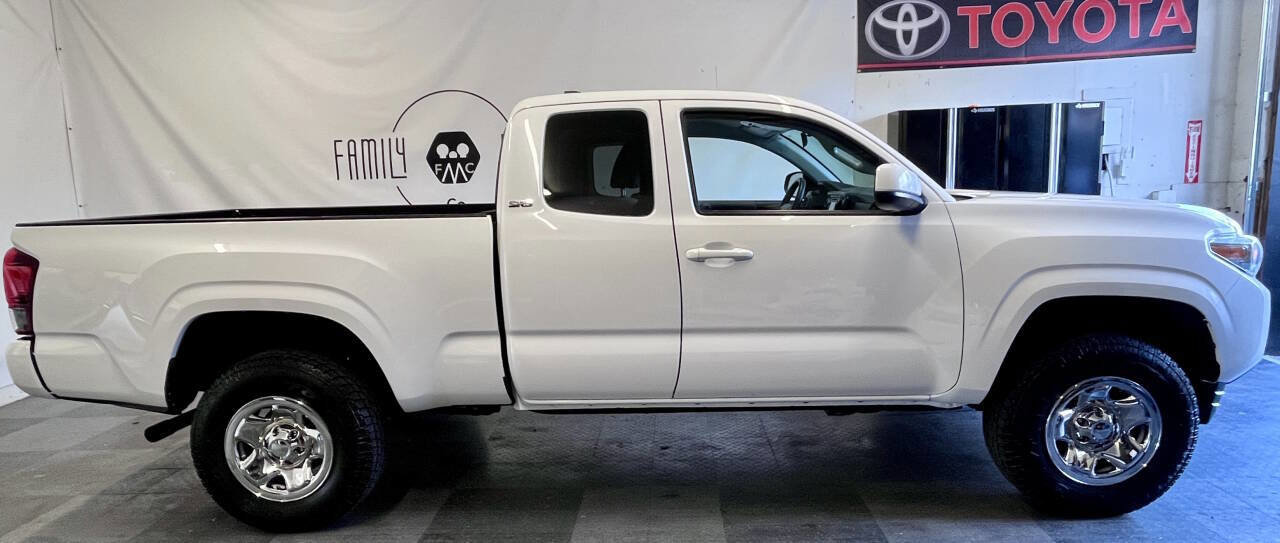 Used 2019 Toyota Tacoma SR image 2