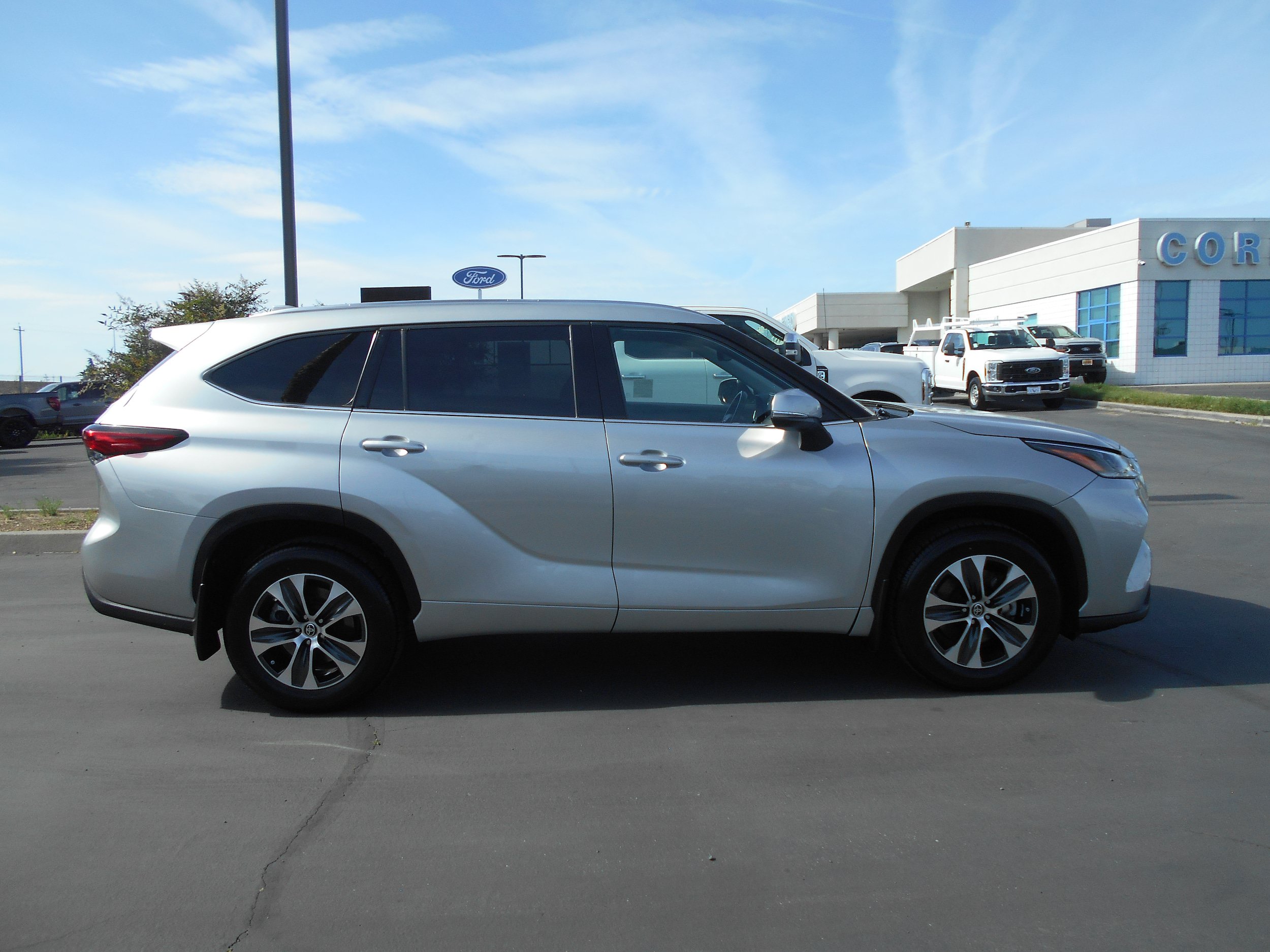 Used 2021 Toyota Highlander XLE AWD/4WD image 3
