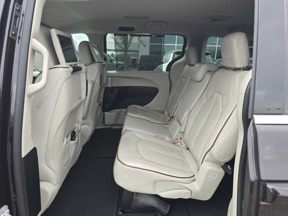 Used 2017 Chrysler Pacifica Limited w/ UConnect Theater Package image 16