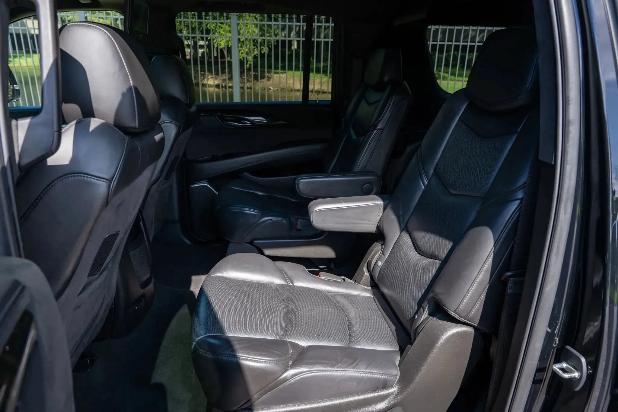 Used 2020 Cadillac Escalade ESV Platinum AWD/4WD image 16