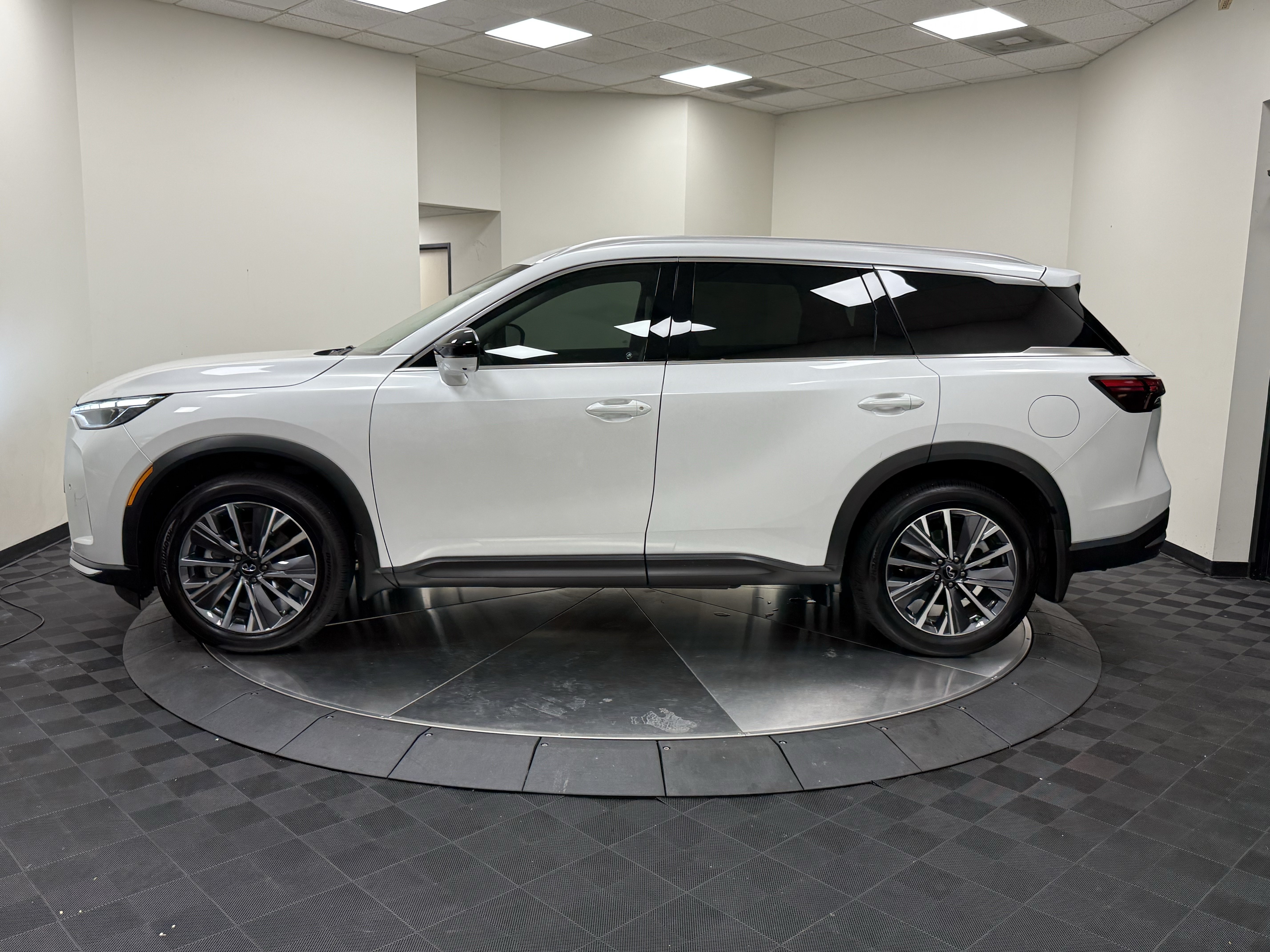 Certified 2027 INFINITI QX60 Luxe w/ Cargo Package FWD image 4