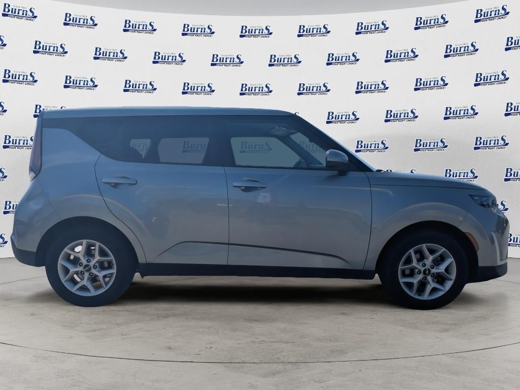 Used 2024 Kia Soul LX w/ Option Group 015 FWD image 2