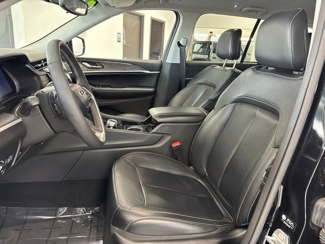 Used 2023 Jeep Grand Cherokee Limited w/ Black Appearance Package AWD/4WD image 16