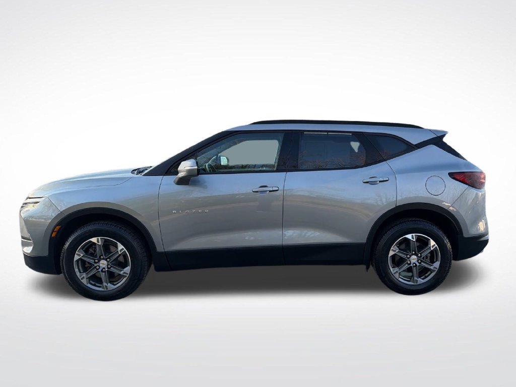 Used 2024 Chevrolet Blazer LT FWD image 2