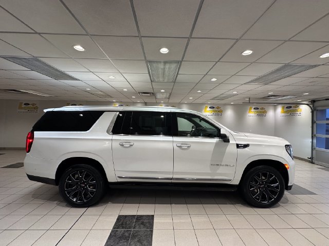Used 2024 GMC Yukon XL Denali Ultimate AWD/4WD image 3
