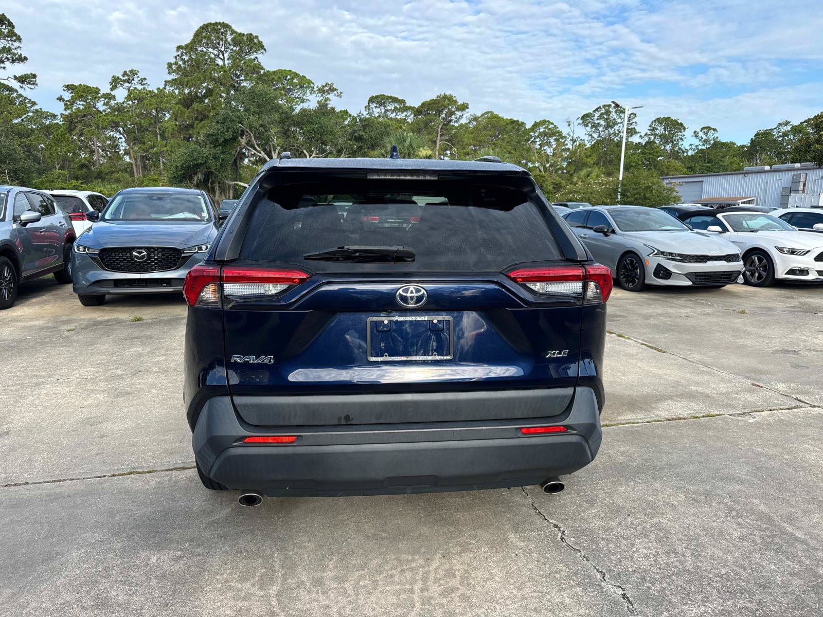 Used 2020 Toyota RAV4 XLE w/ Convenience Package FWD image 4