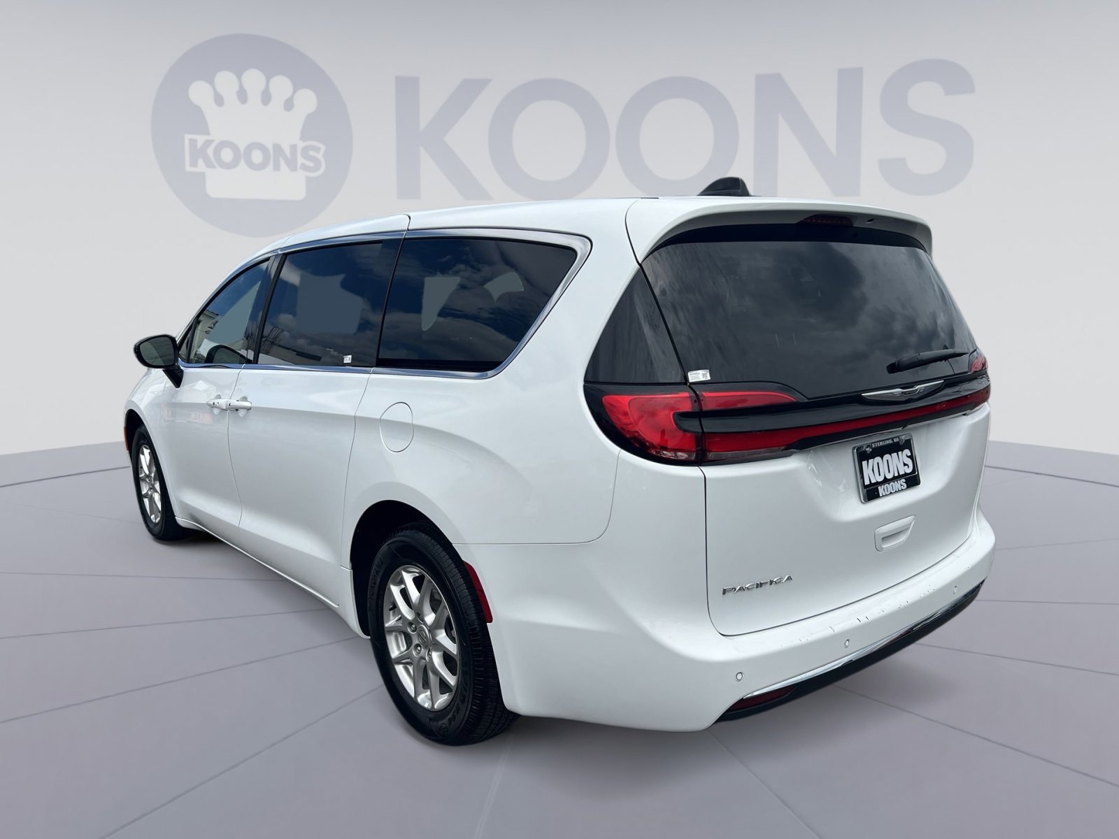 Used 2025 Chrysler Pacifica Select FWD image 8