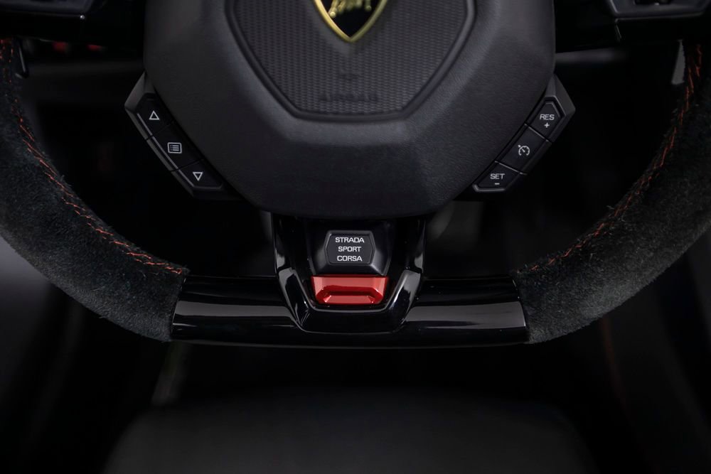 Used 2020 Lamborghini Huracan EVO image 48