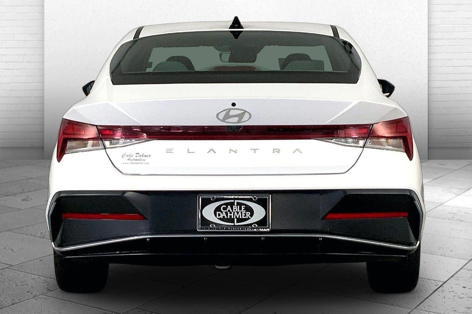 Used 2025 Hyundai Elantra SEL FWD image 3