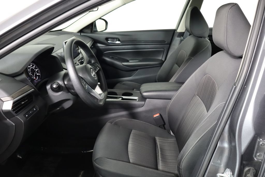 Used 2025 Nissan Altima 2.5 SV FWD image 14