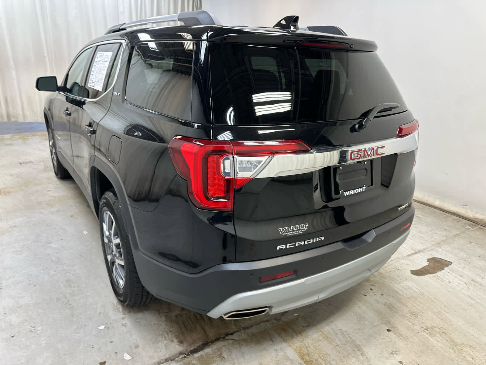 Used 2023 GMC Acadia SLT w/ Preferred Package AWD/4WD image 2