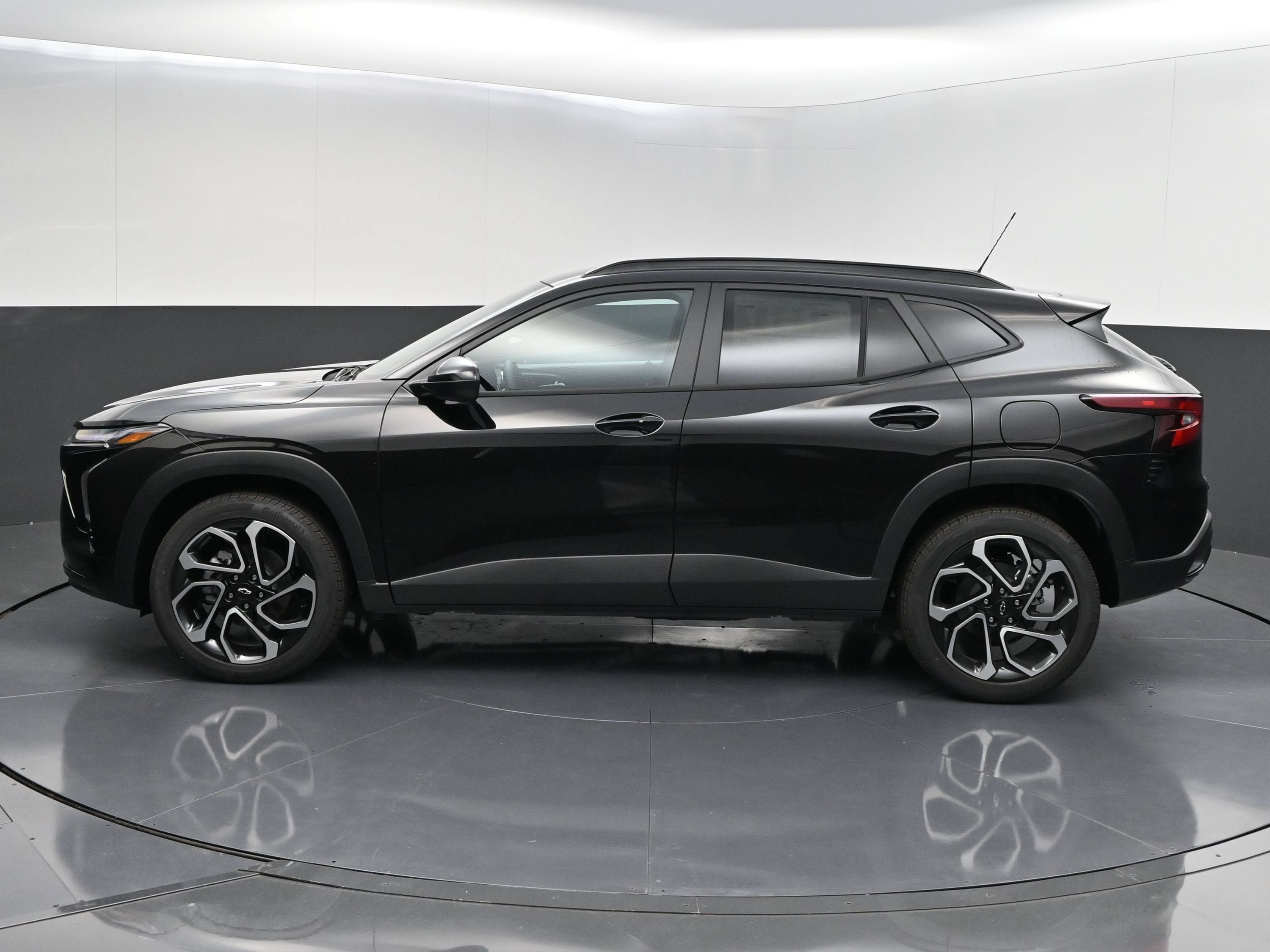 New 2026 Chevrolet Trax RS w/ Sunroof Package FWD image 5
