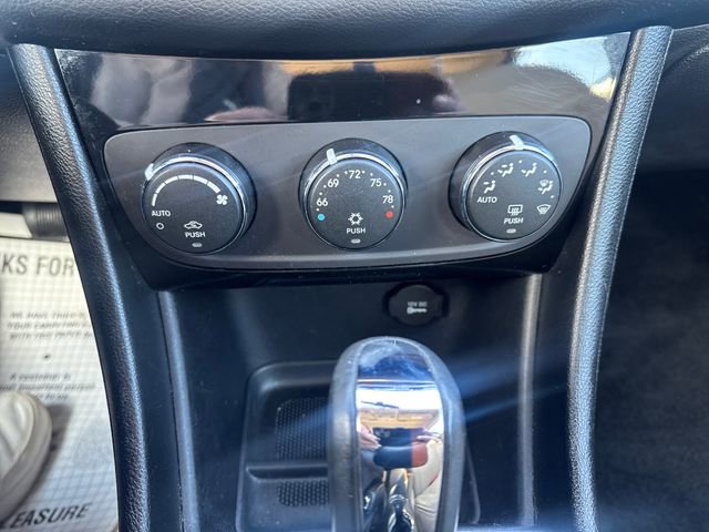 Used 2013 Chrysler 200 Limited image 21