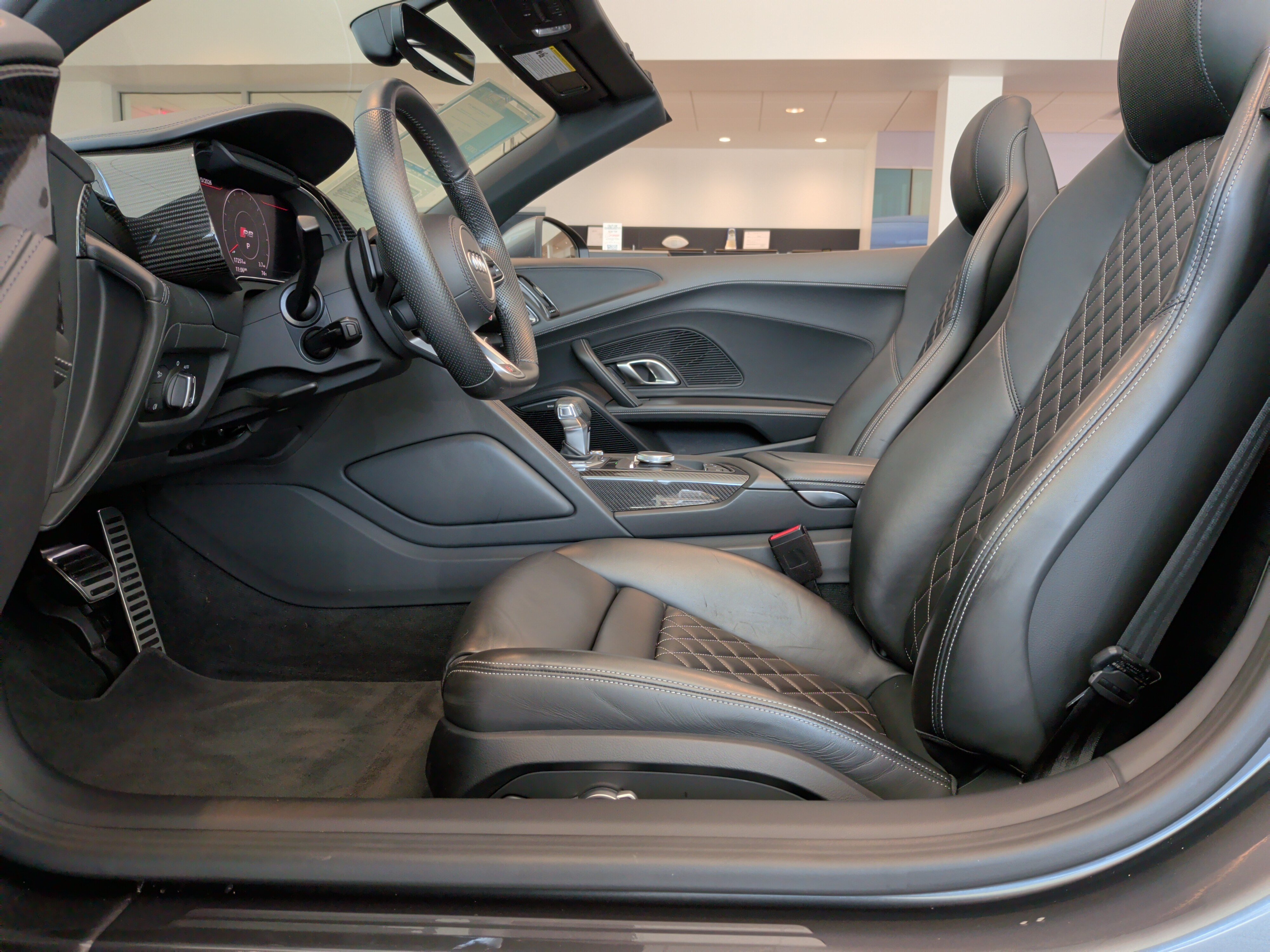 Used 2021 Audi R8 V10 w/ Premium Package RWD image 16