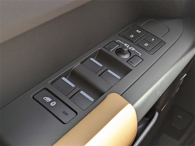 New 2025 Land Rover Defender 110 X-Dynamic SE image 17