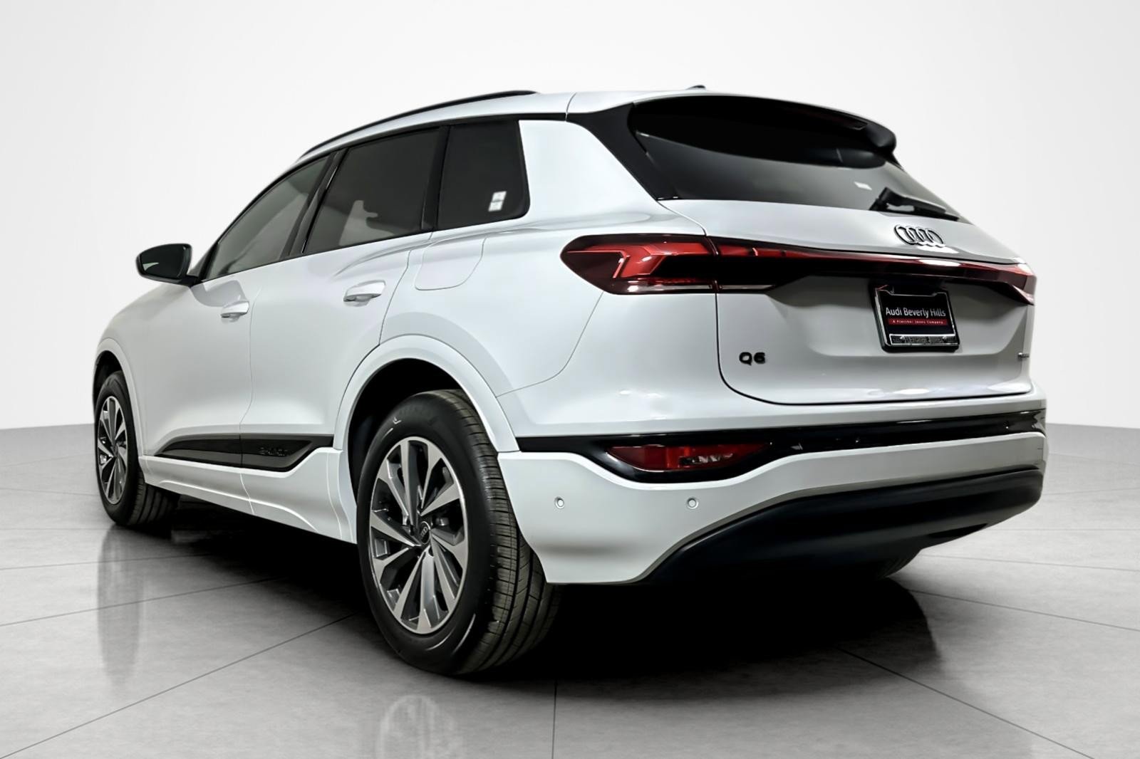 Used 2025 Audi Q6 e-tron Premium w/ Convenience Package image 3