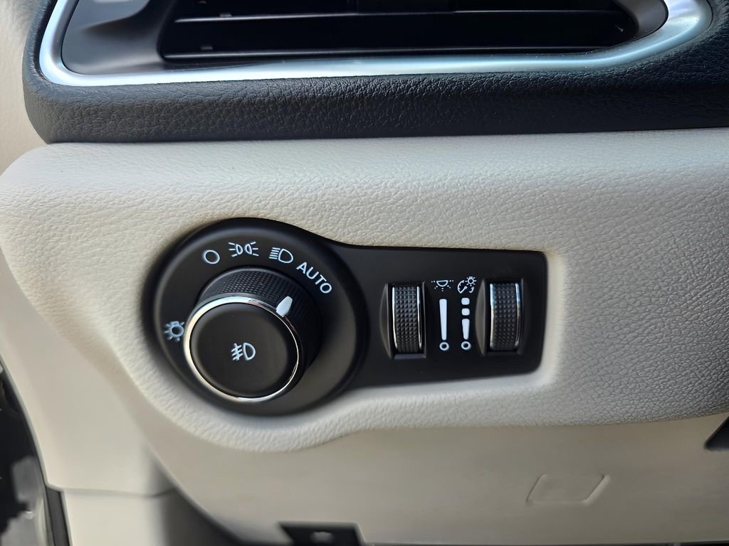 Used 2023 Chrysler Pacifica Limited image 20