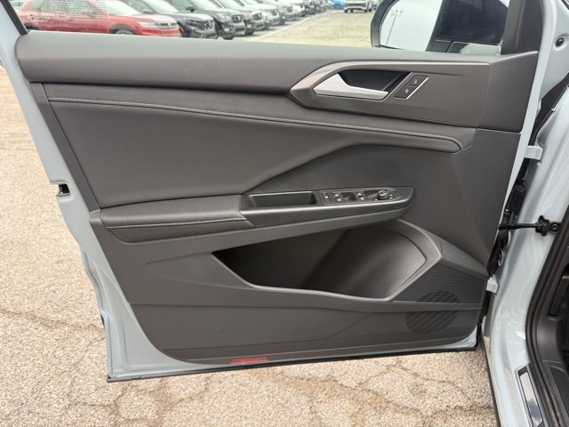 New 2026 Volkswagen Taos SE image 8