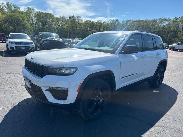 Used 2024 Jeep Grand Cherokee Limited w/ Black Appearance Package AWD/4WD image 3