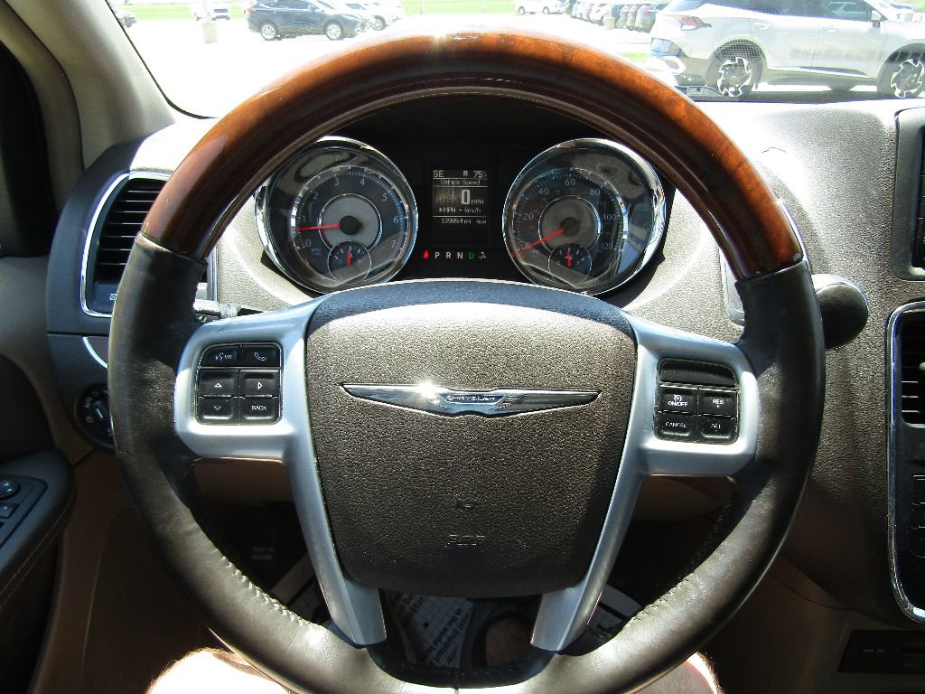 Used 2014 Chrysler Town & Country Limited w/ Luxury Group image 14