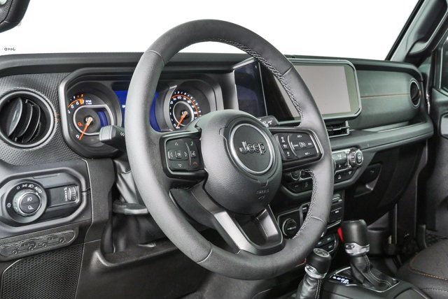 Used 2025 Jeep Gladiator Mojave w/ Convenience Group AWD/4WD image 3