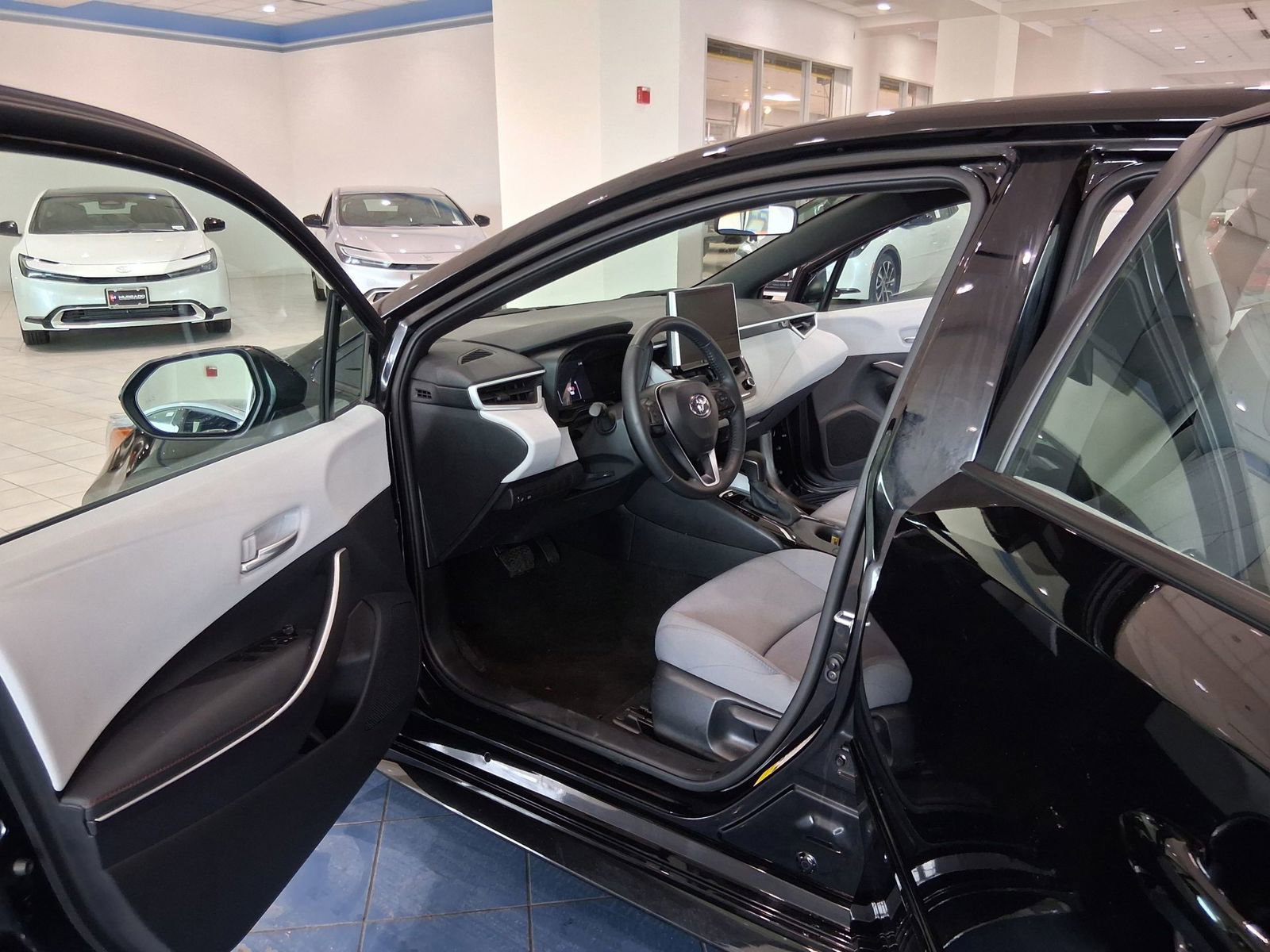 Used 2025 Toyota Corolla SE w/ SE Premium Package image 8