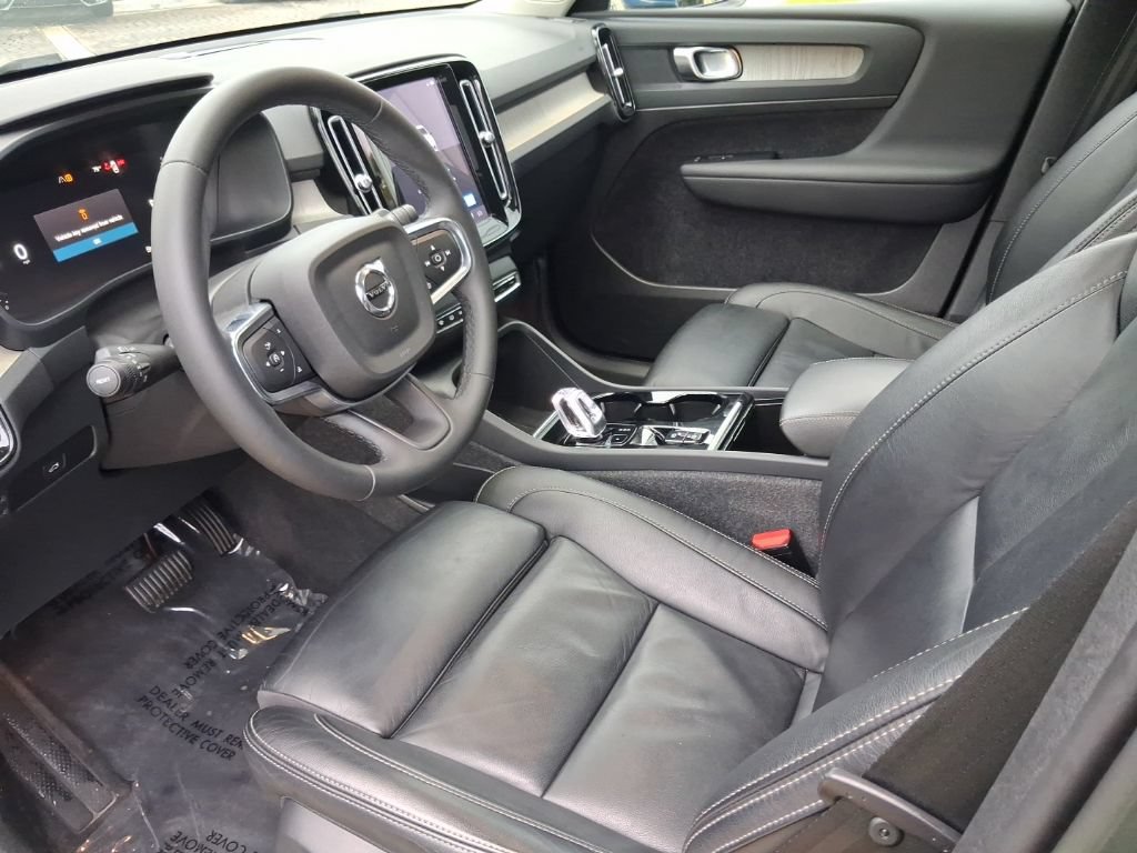 Used 2023 Volvo XC40 B4 Plus w/ Driver Assist Package FWD image 13