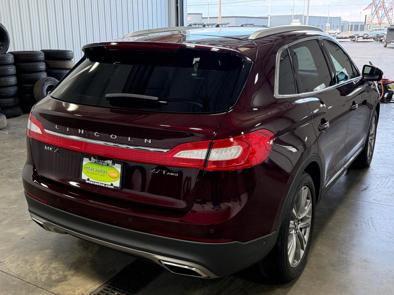 Used 2018 Lincoln MKX Reserve w/ Driver Assistance Package AWD/4WD image 3