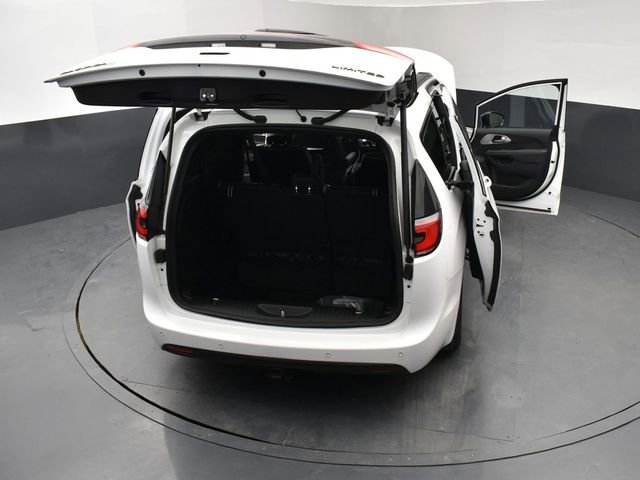 Used 2024 Chrysler Pacifica Limited w/ Uconnect Theater Family Group image 29