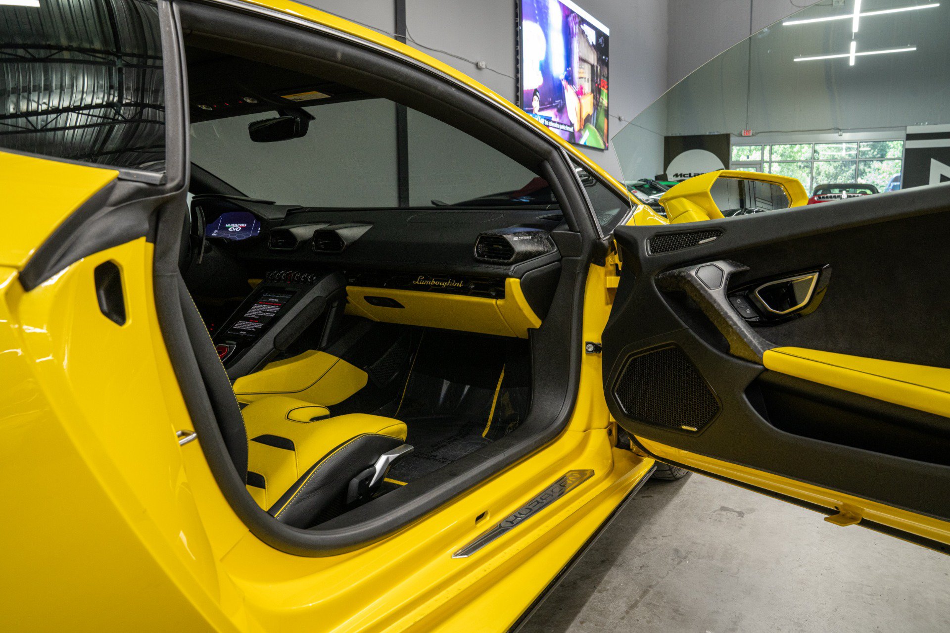 Used 2021 Lamborghini Huracan EVO RWD image 34
