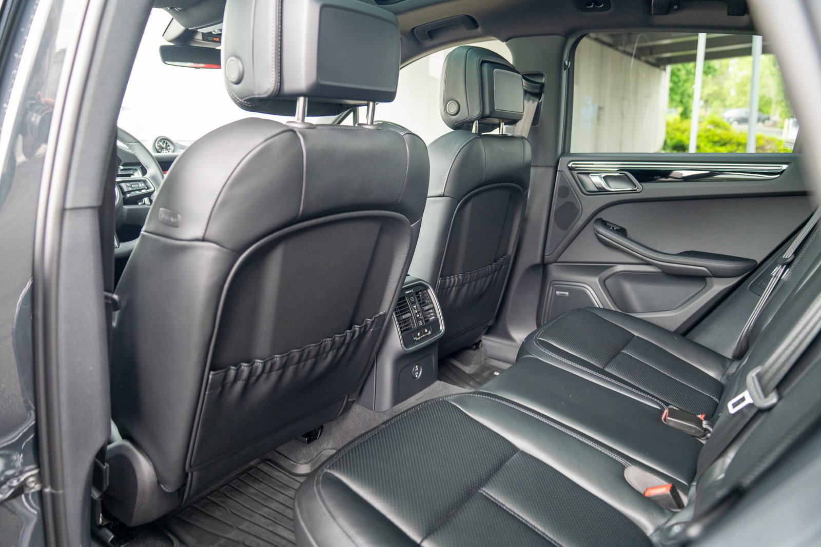 Certified 2025 Porsche Macan AWD/4WD image 20