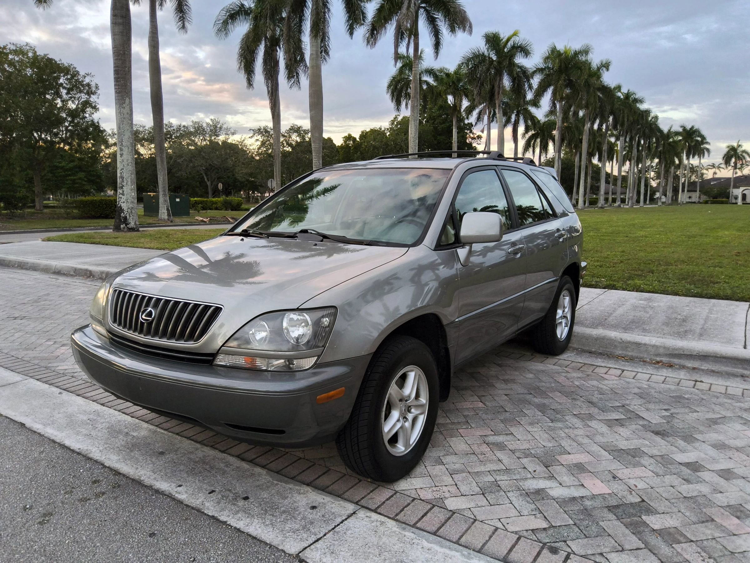 Used 2000 Lexus RX 300 4WD w/ Premium Pkg image 2