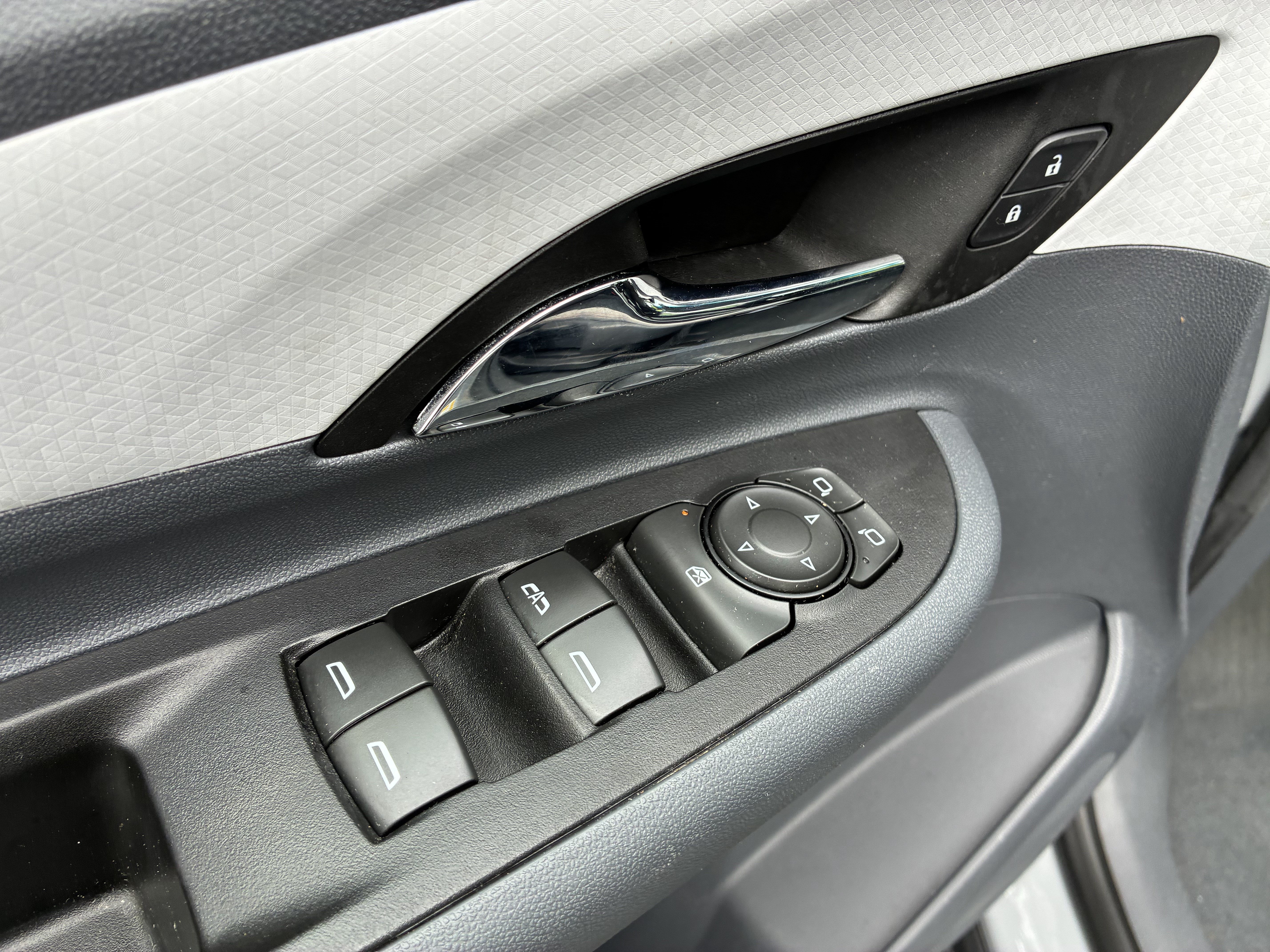 Used 2020 Chevrolet Bolt LT FWD image 23