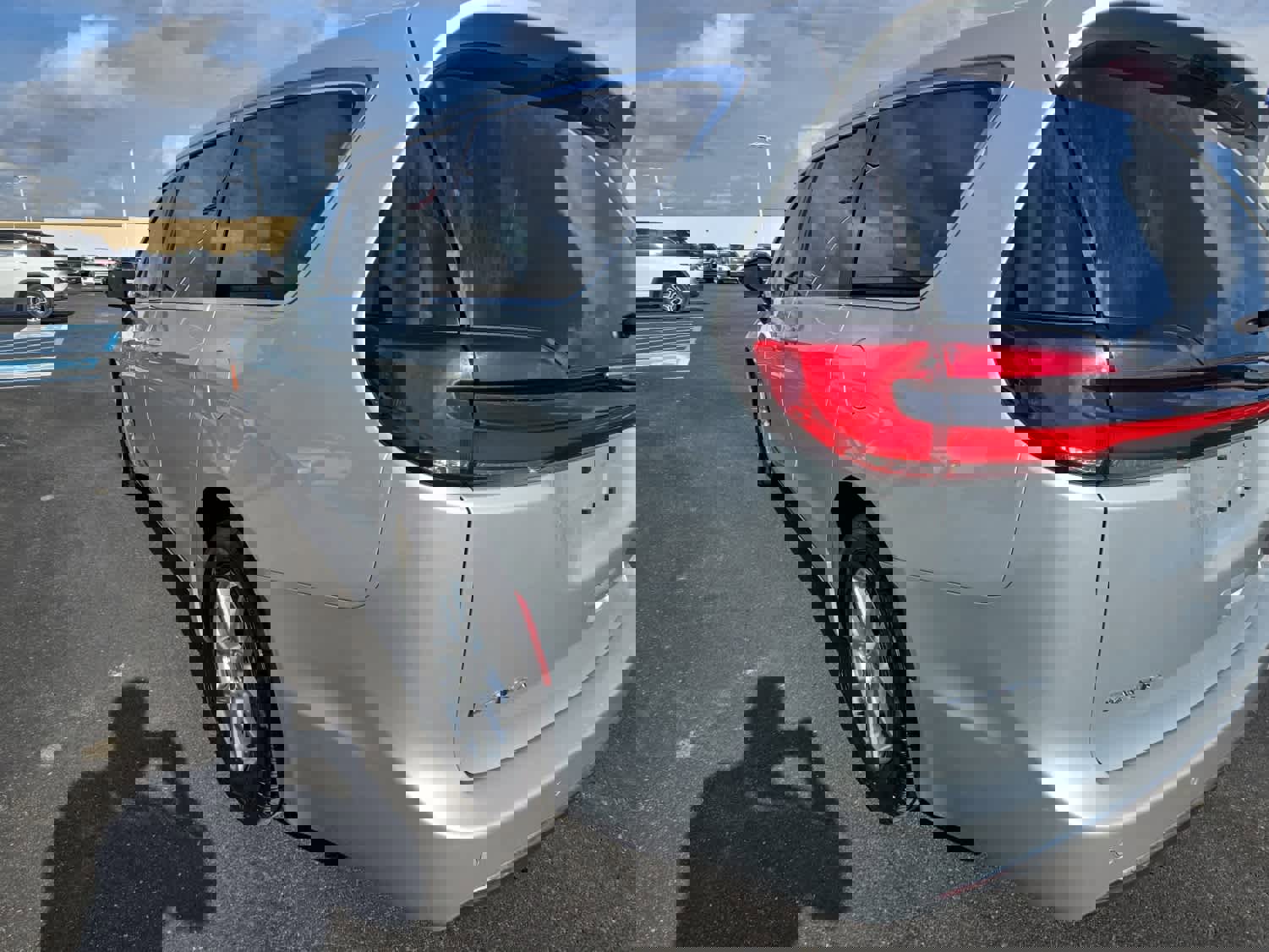 Used 2024 Chrysler Pacifica Touring-L image 6