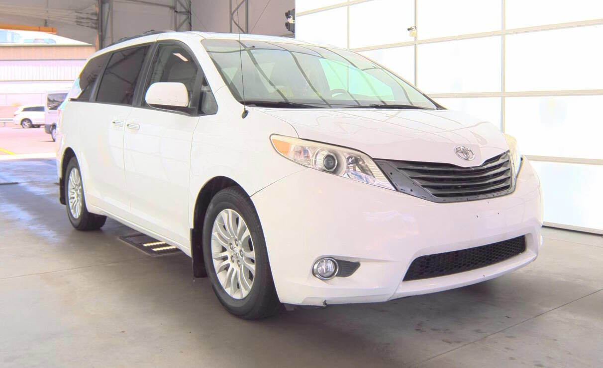 Used 2014 Toyota Sienna XLE image 7