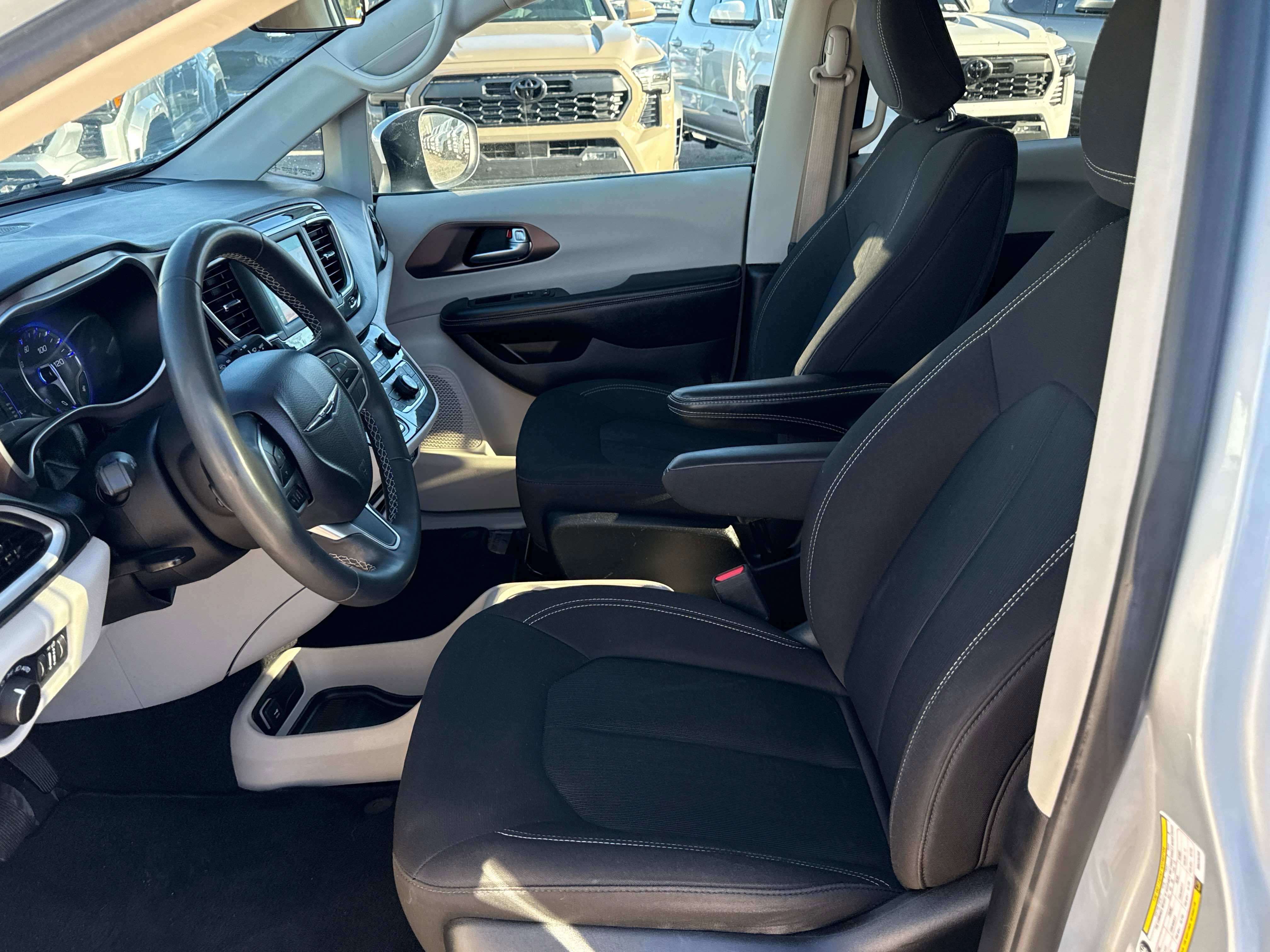 Used 2022 Chrysler Voyager LX image 10