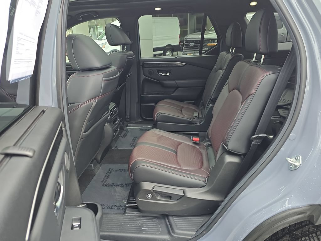 Used 2025 Honda Pilot Black Edition image 9