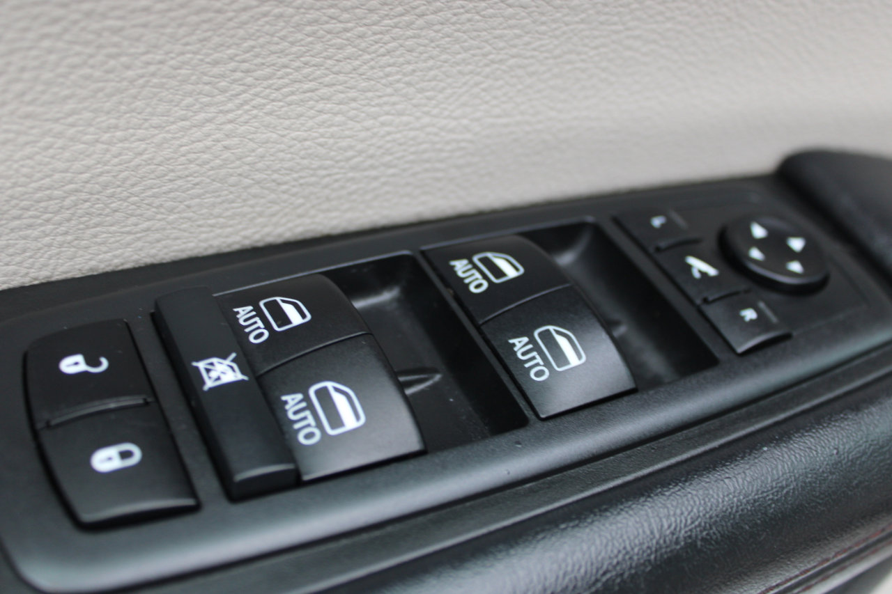 Used 2018 Chrysler Pacifica Limited image 17